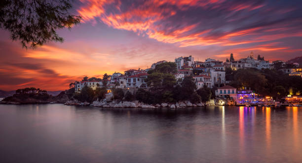 skiathos island, antigo porto ao pôr do sol - sea aegean sea night illuminated - fotografias e filmes do acervo