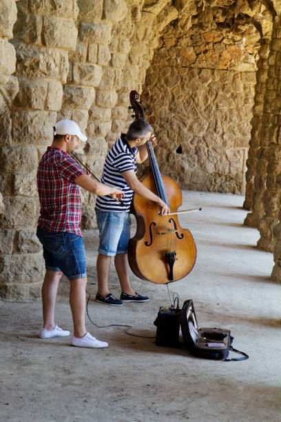 barcelona, spanien, musik im park güell. - antonio gaudi audio stock-fotos und bilder