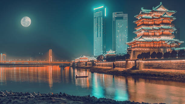 el festival del medio otoño, pabellón del príncipe teng y el puente a través río de yangtze bajo la luna en la noche - architecture asia bridge city fotografías e imágenes de stock