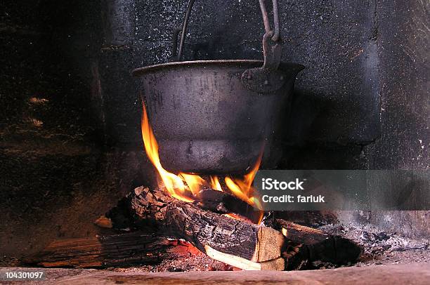 Photo libre de droit de Pot Sur Un Feu banque d'images et plus d'images libres de droit de Moyen-Âge - Moyen-Âge, Aliment, Cuisiner