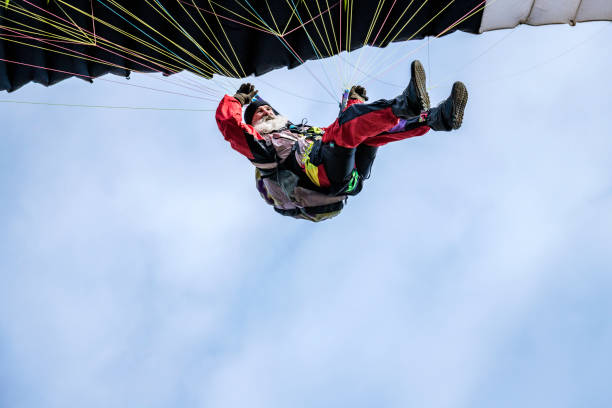 uomo anziano con parapendio grigio a barba lunga nelle alpi giulie, regione di primorska in slovenia, europa - outdoors nature paragliding autumn foto e immagini stock