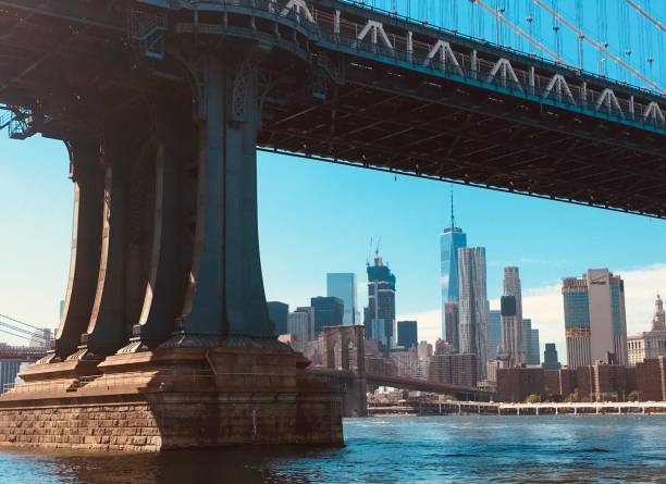 na baixa manhattan sob a ponte de manhattan - rio east - fotografias e filmes do acervo