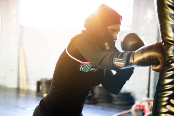 그녀의 트레이너와 함께 연습 하는 이슬람 여성 - boxing women gym aspirations 뉴스 사진 이미지
