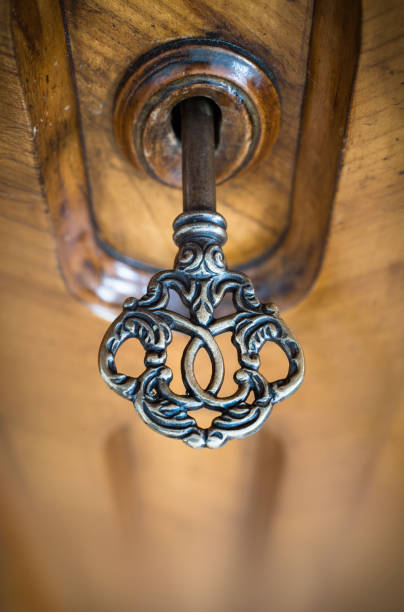 ancienne clé dans le trou de la serrure, photo macro. style rétro. - keyhole lock door antique photos et images de collection