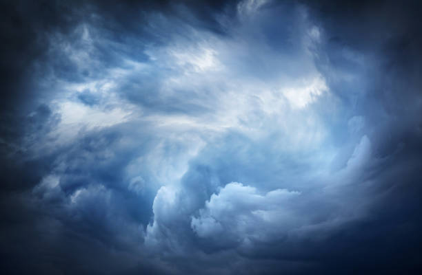 bellissimo cielo tempestoso scuro. - tornado storm disaster storm cloud foto e immagini stock