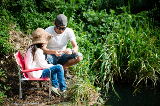 vater und tochter beim angeln - fishing hut stock-fotos und bilder