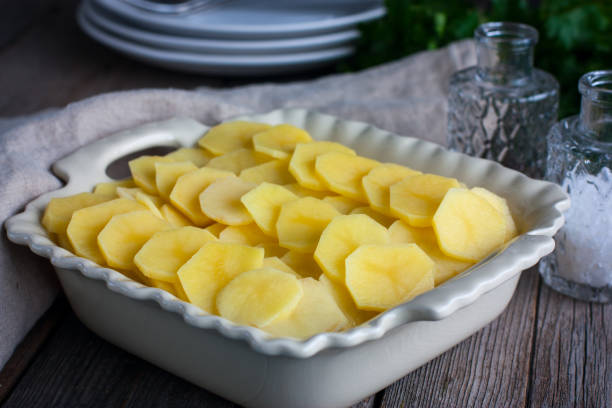 peixe e erva-doce torta de batata com cobertura crocante de batata - dauphinois - fotografias e filmes do acervo