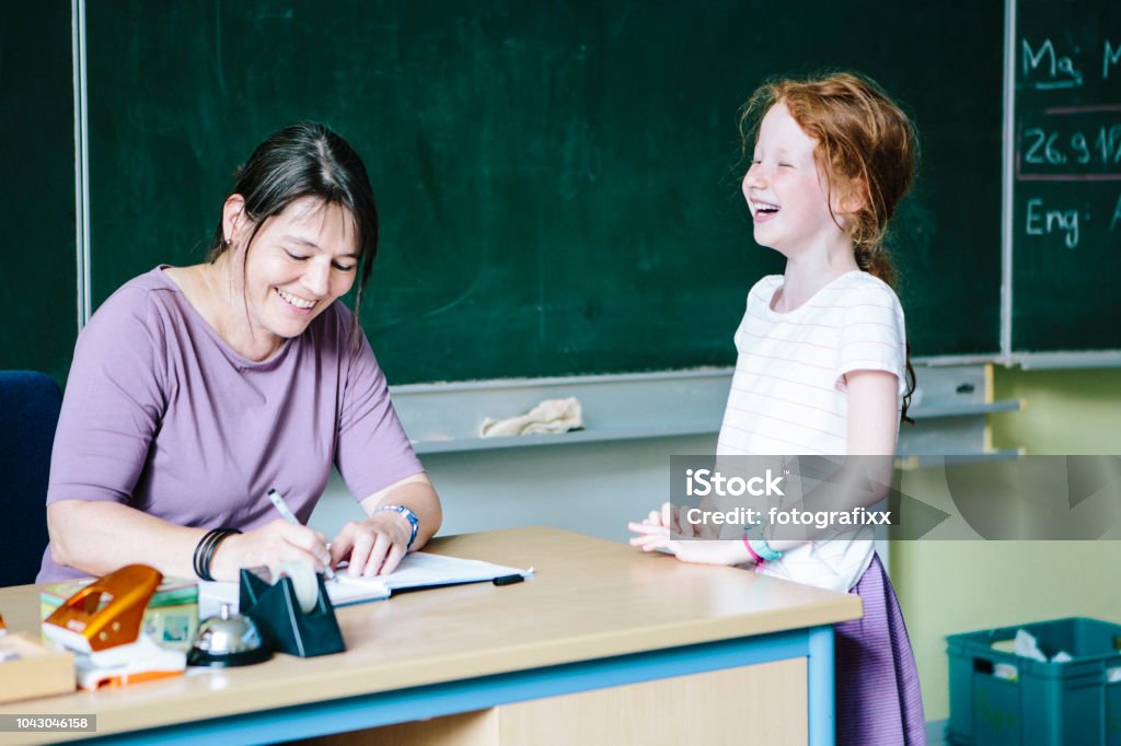 여 교사 교실에서 여 학생을 행복 한 빨간 머리와 회담 2명에 대한 스톡 사진 및 기타 이미지 - 2명, 40-49세, 8-9 ...