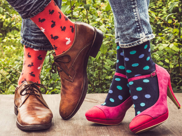 pernas de um jovem casal em elegantes sapatos, meias brilhantes, coloridos - retro revival couple men elegance - fotografias e filmes do acervo