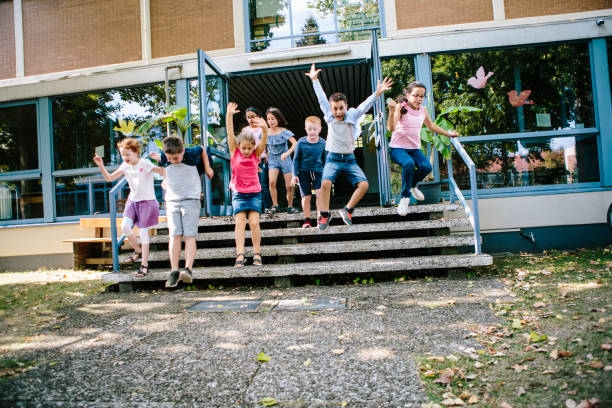 Elementary school students run out of school to Schoolyard