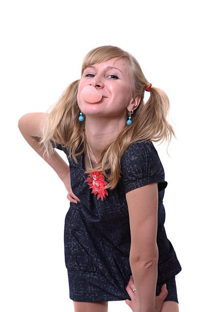 gumę balonową - chewing gum women bubble blowing zdjęcia i obrazy z banku zdjęć