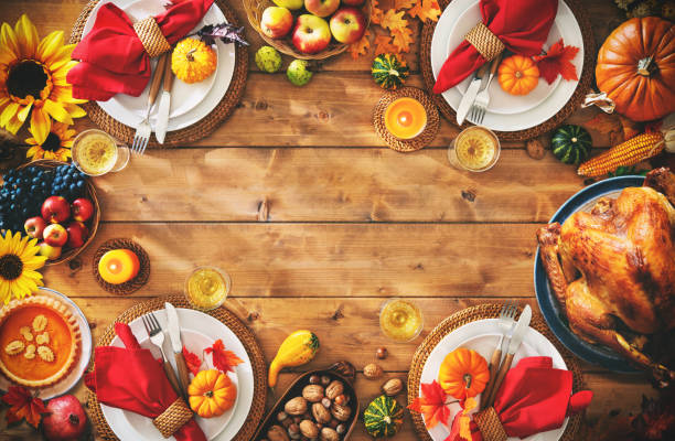concepto de comida de acción de gracias celebración cena ajuste - thanksgiving dinner party turkey feast day fotografías e imágenes de stock