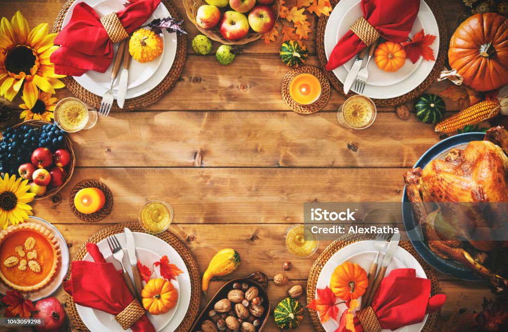 Celebrazione del Ringraziamento tradizionale impostazione della cena concetto di pasto - Foto stock royalty-free di Ringraziamento