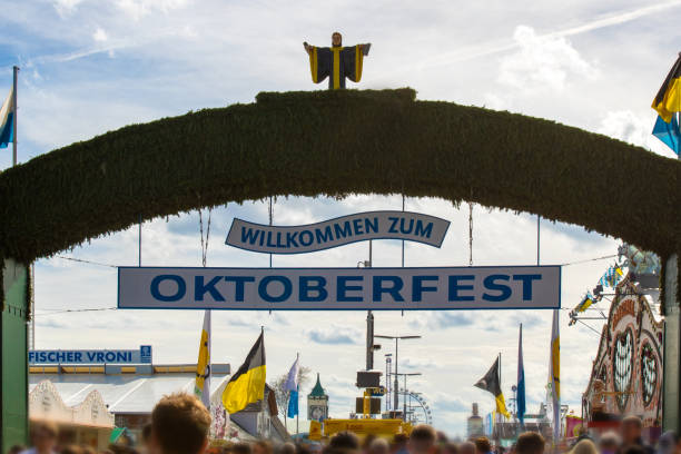 entrance of the biggest folk festival of the world - the oktoberfest; text in german: welcome to oktoberfest - oktoberfest beer munich german culture imagens e fotografias de stock