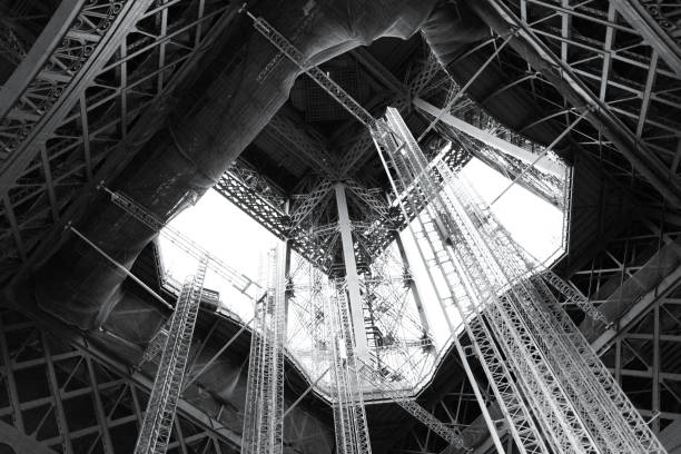 der eiffelturm in paris, frankreich. schwarz / weiß fotografie. - eiffel tower black and white paris france construction stock-fotos und bilder