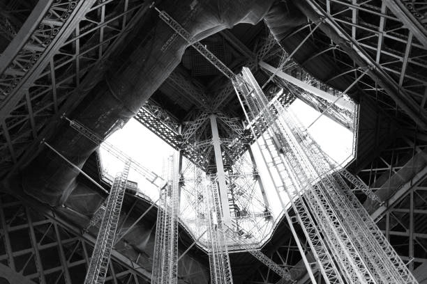 パリ、フランスのエッフェル塔。黒と白の写真。 - eiffel tower black and white paris france construction ストックフォトと画像