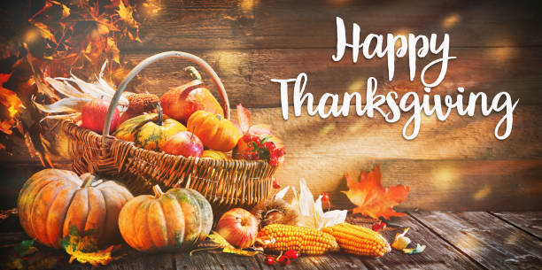 calabazas de acción de gracias con frutas y hojas caídas - happy thanksgiving fotografías e imágenes de stock