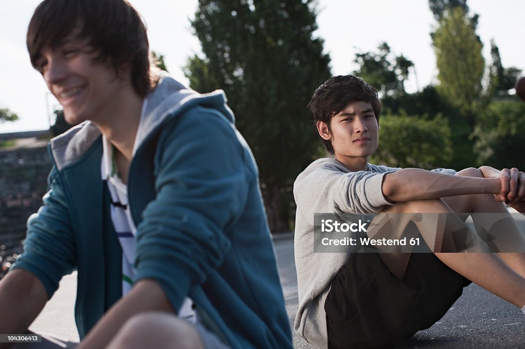 L'Allemagne, Berlin, jeunes garçons assis dans l'aire de jeux - Photo de Jeunes garçons libre de droits