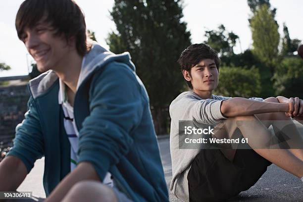 Photo libre de droit de Lallemagne Berlin Jeunes Garçons Assis Dans Laire De Jeux banque d'images et plus d'images libres de droit de Jeunes garçons