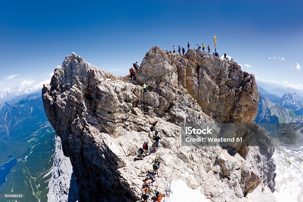 Alemania, grupo de hikers excursionismo en la montaña Zugspitze - Foto de stock de Montaña Zugspitze libre de derechos
