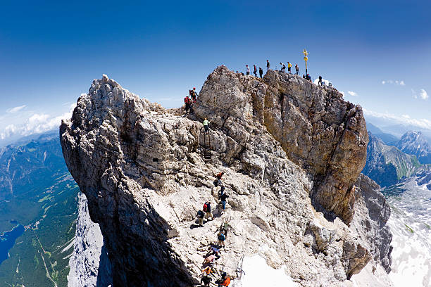 alemania, grupo de hikers excursionismo en la montaña zugspitze - zugspitze mountain mountain germany sky fotografías e imágenes de stock