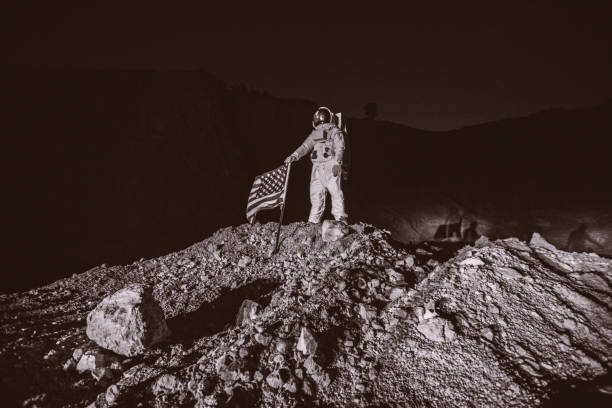 us-amerikanischer astronaut mit fahne auf dem mars - super moon stock-fotos und bilder