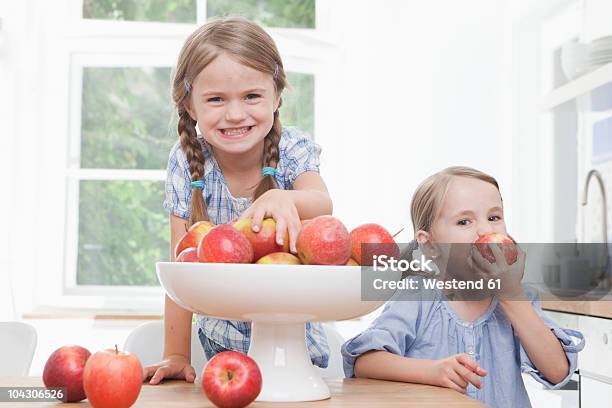 Germany Munich Girls Eating Apple Stock Photo - Download Image Now - 4-5 Years, 6-7 Years, Apple - Fruit