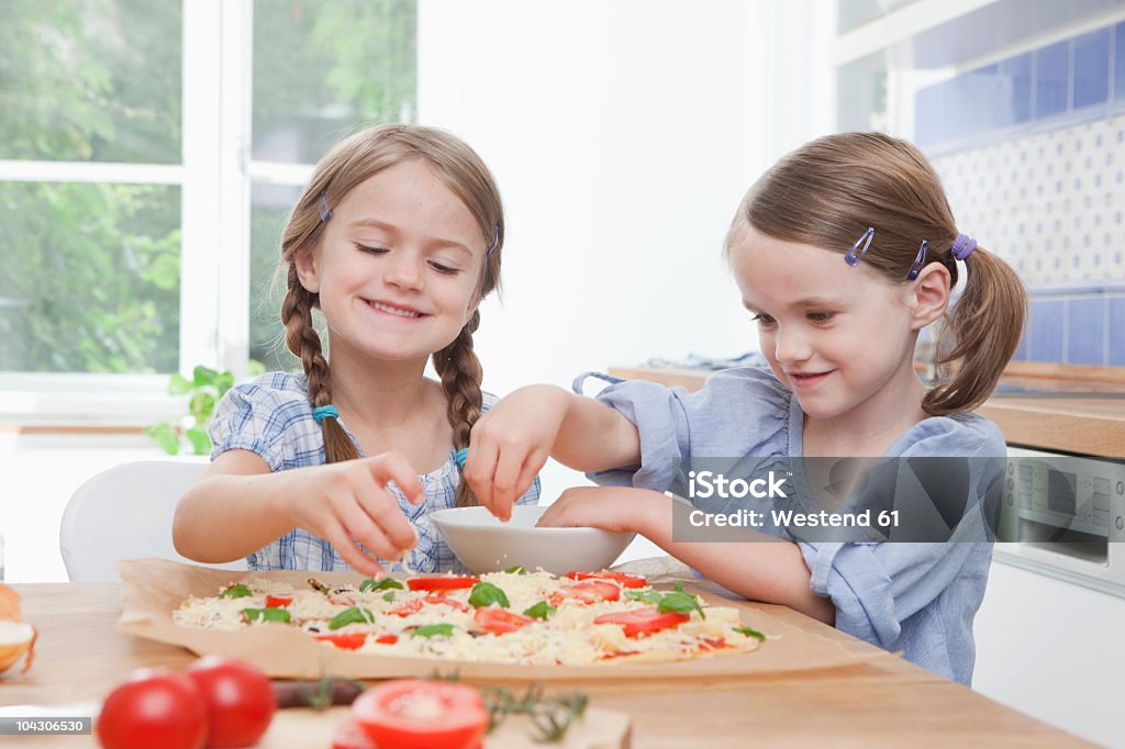 Allemagne, Munich, filles (4-7), la préparation des plats en cuisine - Photo de Pizza libre de droits