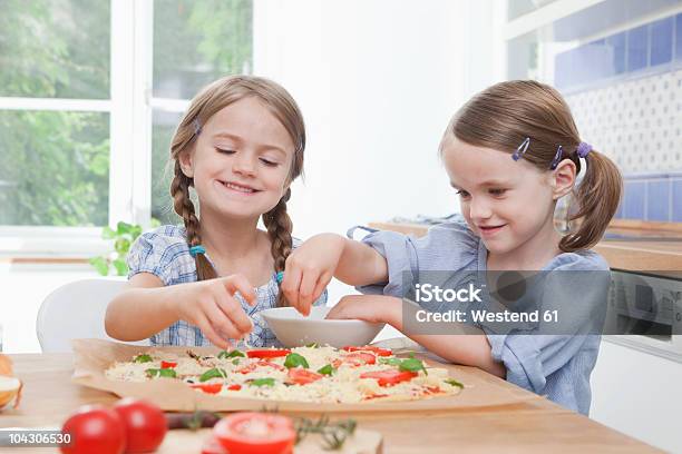 Niemcy Monachium Dziewczyny Przygotowuje Jedzenie W Kuchni - zdjęcia stockowe i więcej obrazów Pizza