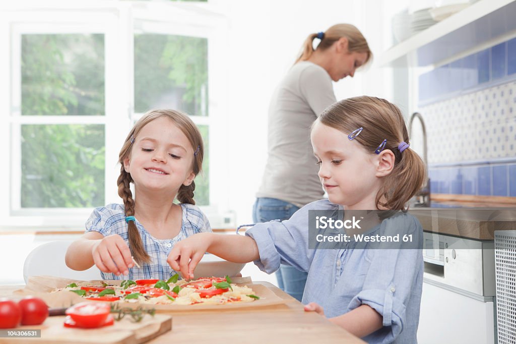 Alemanha, Munique, meninas (4-8) preparar alimentos na cozinha, mãe s - Royalty-free 30-39 Anos Foto de stock