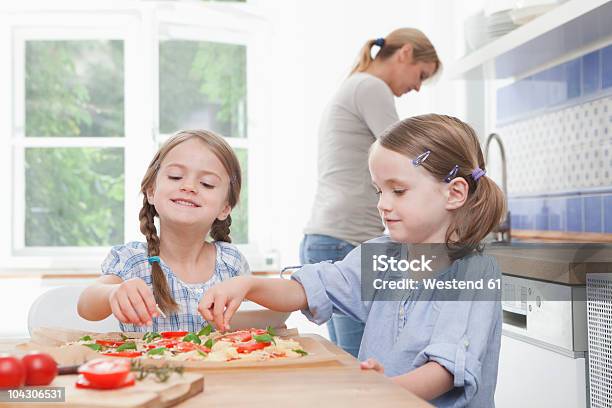 Alemanha Munique Meninas Preparar Alimentos Na Cozinha Mãe S - Fotografias de stock e mais imagens de 30-39 Anos