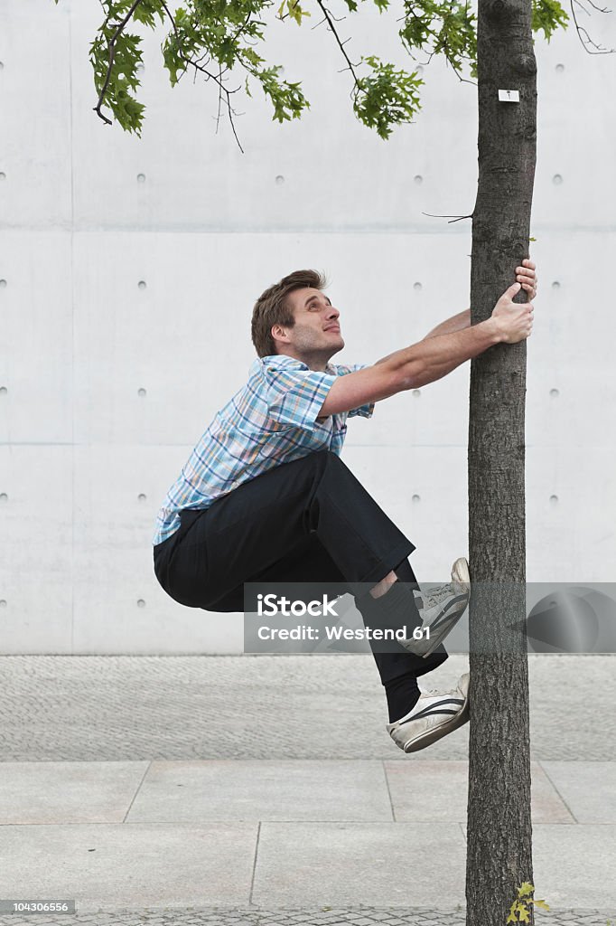 Jovem caucasiana homem Árvore de escalada em Berlim - Royalty-free 30-34 Anos Foto de stock