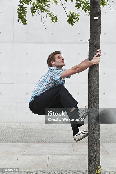 Jovem Caucasiana Homem Árvore De Escalada Em Berlim - Fotografias de stock e mais imagens de 30-34 Anos