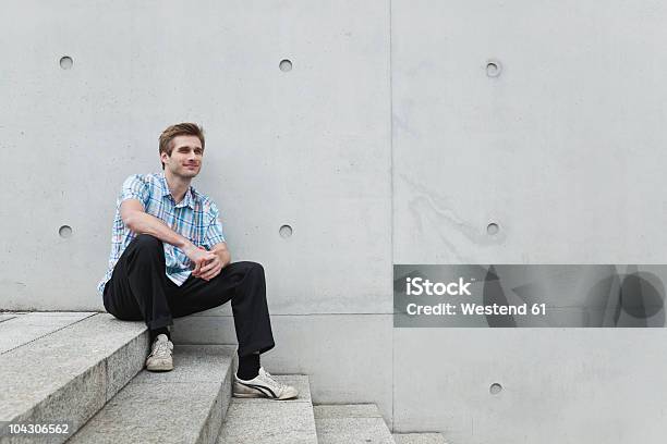 Foto de Sorrindo Médio Caucasiano Adulto Homem Sentado Na Escada Em Berlim e mais fotos de stock de Degraus