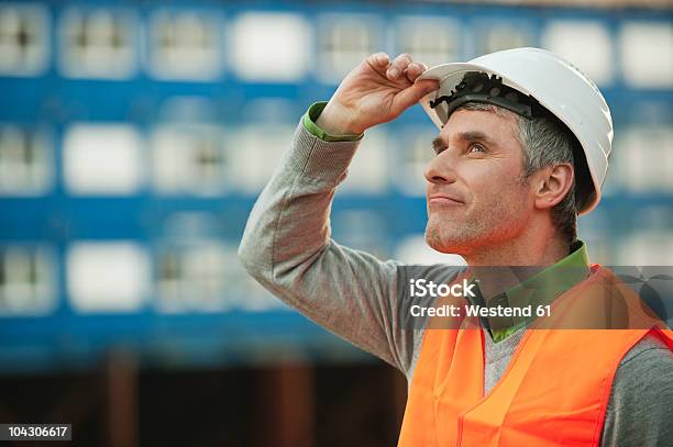 Deutschland Hamburg Mann Wegsehen Im Harbour Stockfoto und mehr Bilder von 45-49 Jahre - 45-49 Jahre, Arbeiter, Bauarbeiter