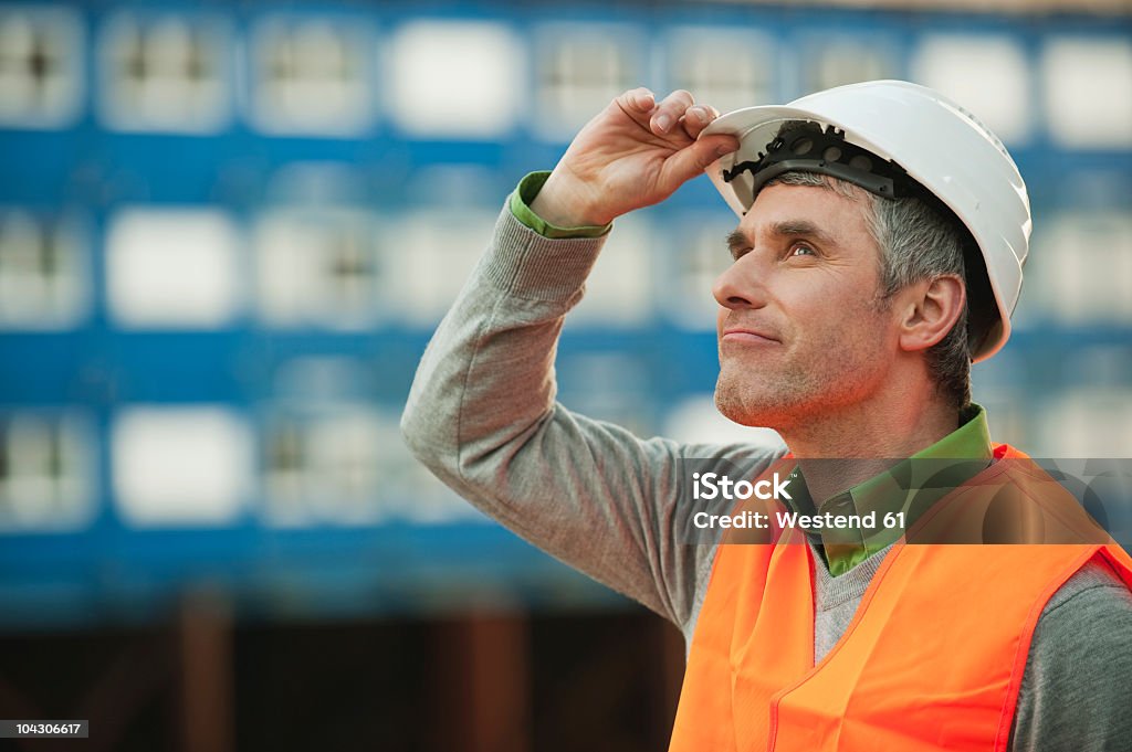 Alemanha, Hamburgo, homem olhando longe no porto - Foto de stock de 45-49 anos royalty-free