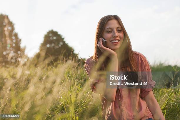 Adolescente Niña Caucásica Utilizando Teléfono Móvil En Berlín Foto de stock y más banco de imágenes de 16-17 años