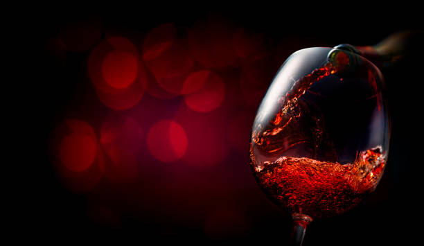 vin rouge foncé - glass drink alcohol red photos et images de collection