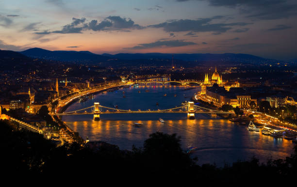 панорама вечернего будапешта - margit bridge фотографии стоковые фото и изображения