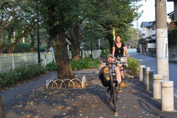 paar an einem sonnigen tag radfahren - liegefahrrad stock-fotos und bilder