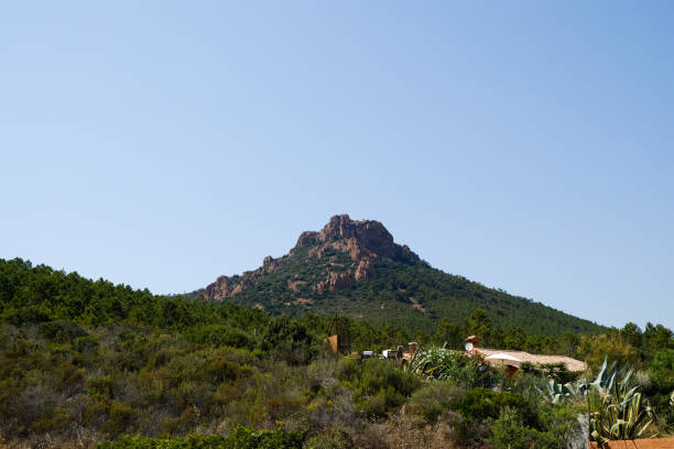 the corniche de l'esterel seen from the sea on board a ferry the corniche de l'esterel seen from the sea on board a ferry that runs along the entire French coast between cannes and saint-raphael corniche de lesterel stock pictures, royalty-free photos & images