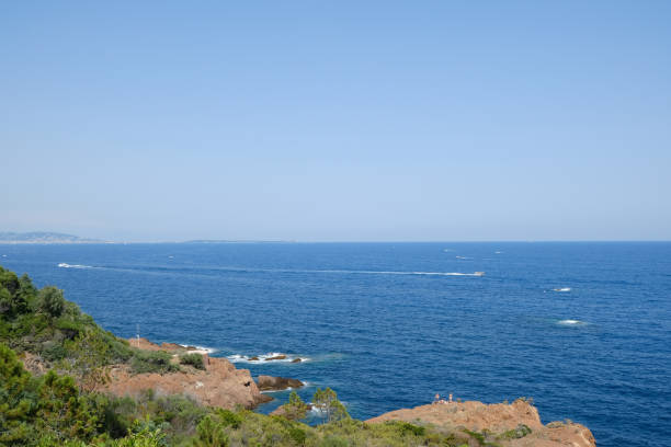 the corniche de l'esterel seen from the sea on board a ferry the corniche de l'esterel seen from the sea on board a ferry that runs along the entire French coast between cannes and saint-raphael corniche de lesterel stock pictures, royalty-free photos & images