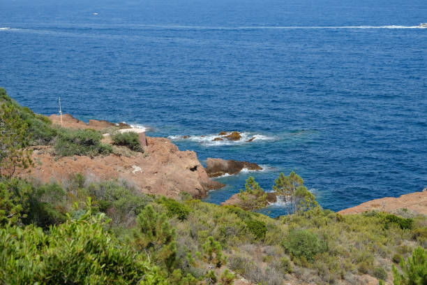 the corniche de l'esterel seen from the sea on board a ferry the corniche de l'esterel seen from the sea on board a ferry that runs along the entire French coast between cannes and saint-raphael corniche de lesterel stock pictures, royalty-free photos & images