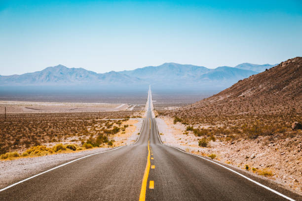 klassische autobahn ansicht im amerikanischen westen - großes becken stock-fotos und bilder