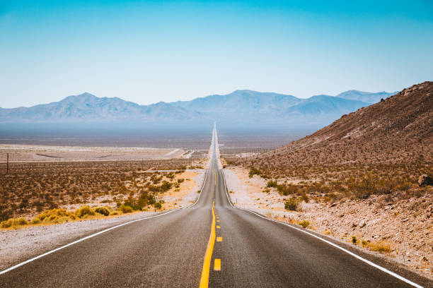classica vista sull'autostrada nell'ovest americano - panoramic california mountain range southwest usa foto e immagini stock