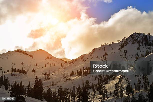 Squaw Valley Resort Sciistico - Fotografie stock e altre immagini di Lago Tahoe - Lago Tahoe, Olympic Valley, California