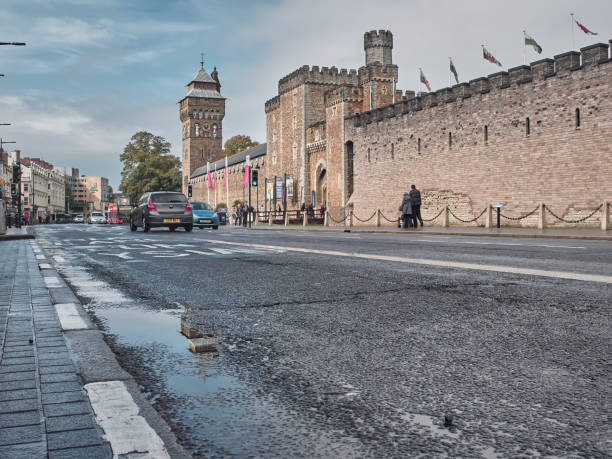 vista das muralhas do castelo de cardiff - welsh flag welsh culture flag green - fotografias e filmes do acervo