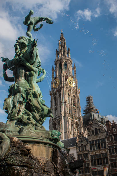 grote markt di anversa. fontana e cattedrale sullo sfondo in una giornata di sole, belgio - brabo foto e immagini stock