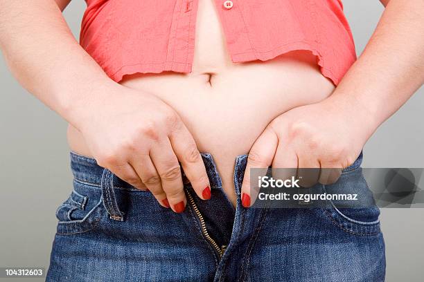 Ścisnąć W Dżinsy - zdjęcia stockowe i więcej obrazów Duży brzuch - Duży brzuch, Tylko jedna kobieta, Ubierać się