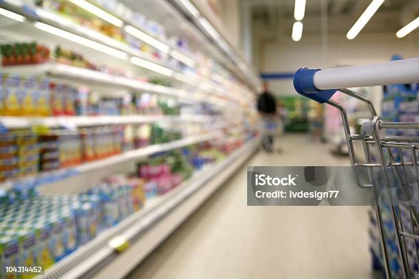 Supermarkt Stockfoto und mehr Bilder von Aussuchen - Aussuchen, Eine Person, Einkaufen